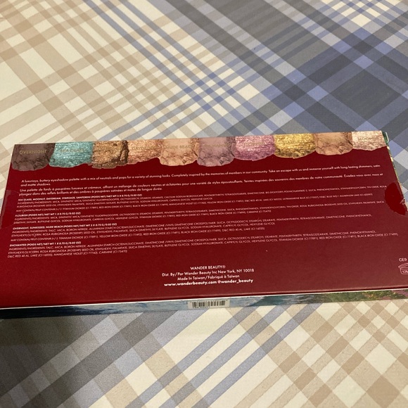 Wander Beauty eye shadow palette - Picture 3 of 3